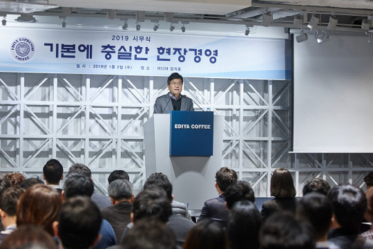 신년사를 하고 있는 문창기 이디야커피 회장 <이디야커피 제공>